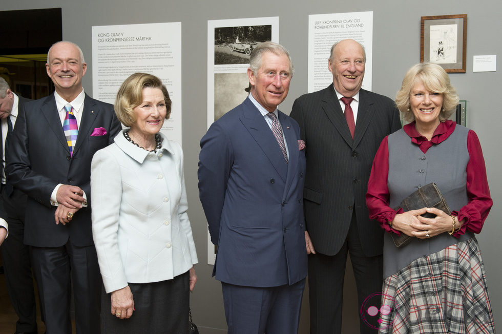 Los Reyes de Noruega, el Príncipe de Gales y la Duquesa de Cornualles en un museo