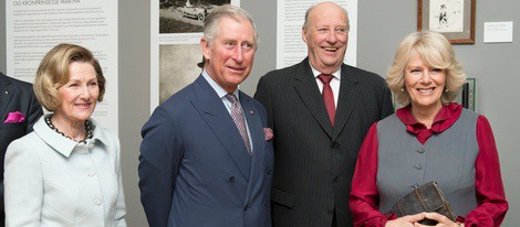 Los Reyes de Noruega, el Príncipe de Gales y la Duquesa de Cornualles en un museo