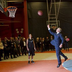 Carlos de Inglaterra juega al baloncesto en Suecia