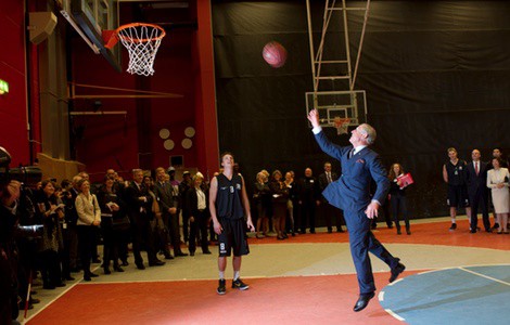 Carlos de Inglaterra juega al baloncesto en Suecia