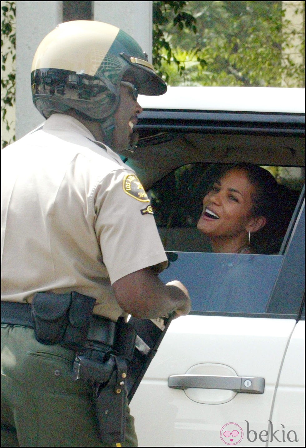 Halle Berry multada por un policía