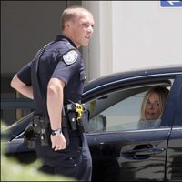 Sienna Miller multada por un policía