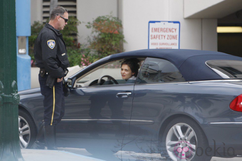 Katie Holmes multada por mala conducción