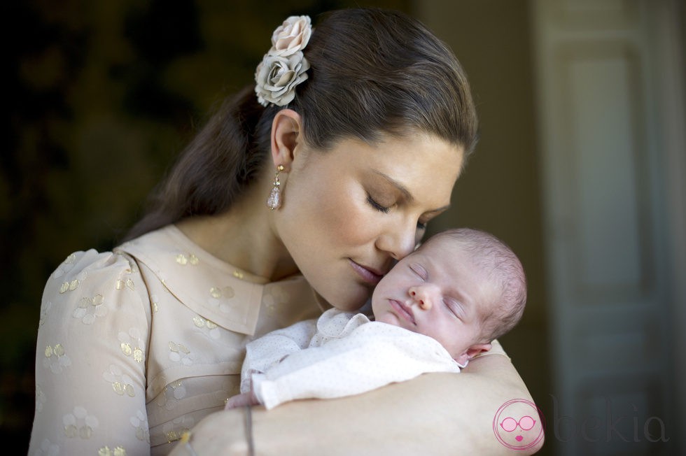 Primera fotografía oficial de Victoria de Suecia con la Princesa Estela