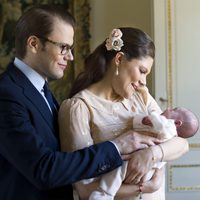 Primera foto oficial de Daniel y Victoria de Suecia con la Princesa Estela