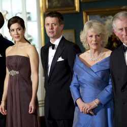 Los Príncipes Joaquín, Mary y Federico de Dinamarca con Carlos y Camilla de Inglaterra