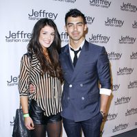 Shenae Grimes y Joe Jonas en la gala benéfica Jeffrey Fashion Cares 2012
