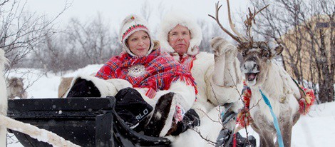 Alberto y Charlene de Mónaco montados en un trineo en Laponia