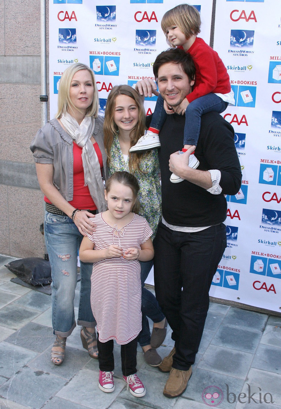 Jennie Garth y Peter Facinelli junto a sus tres hijas