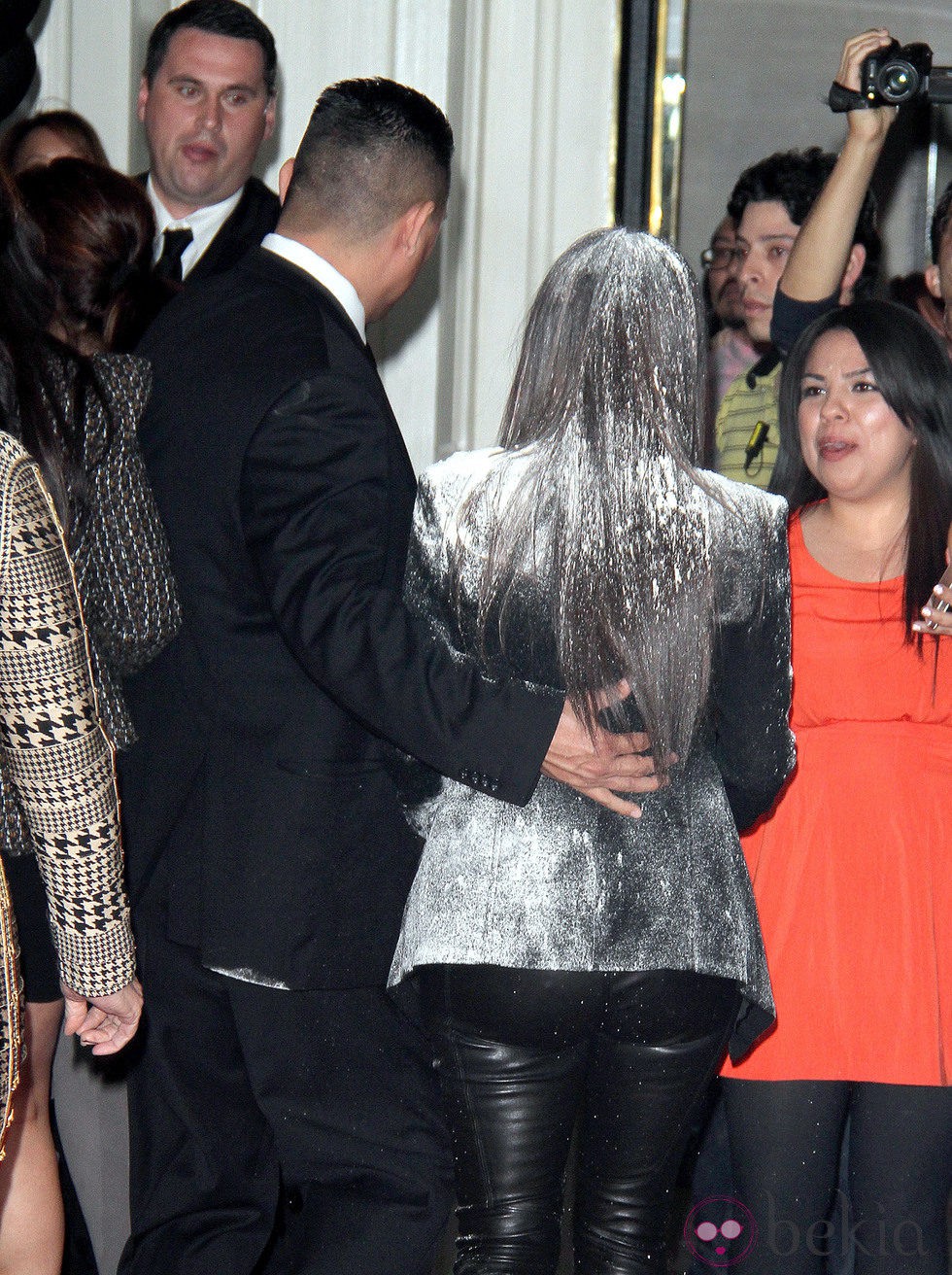 Kim Kardashian, atacada con una bolsa de harina