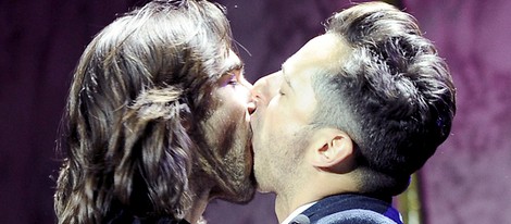 El beso de Aitor Luna y Asier Etxeandia en los Premios Shangay 2012