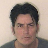 Charlie Sheen fichado por la policía tras su arresto