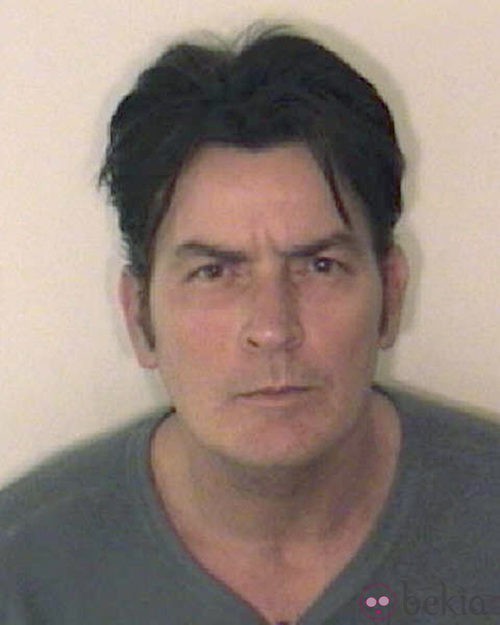Charlie Sheen fichado por la policía tras su arresto