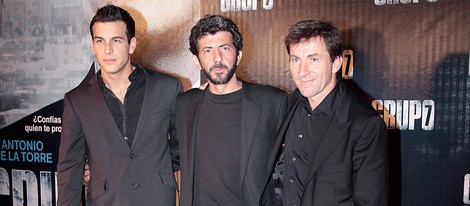 Mario Casas, Alberto Rodríguez y Antonio de la Torre en la premiere de 'Grupo 7' en Sevilla