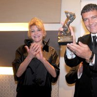 Antonio Banderas recibe un premio de manos de la Baronesa Thyssen
