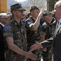 El Rey Don Juan Carlos saluda a las tropas españolas en Mostar