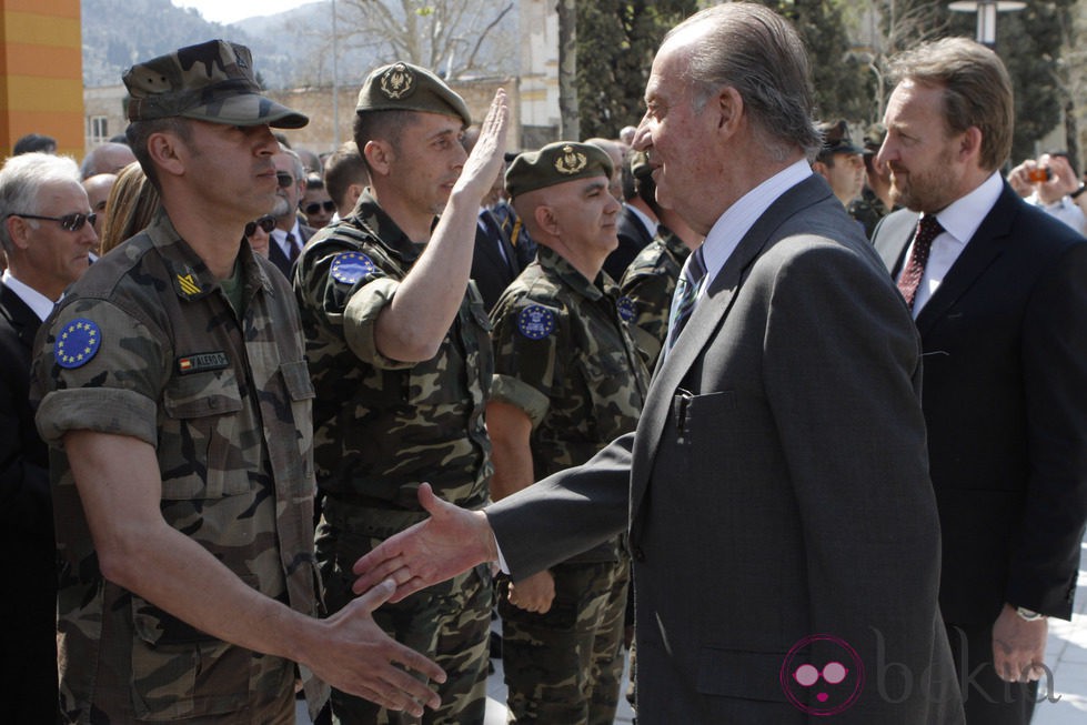 El Rey Don Juan Carlos saluda a las tropas españolas en Mostar