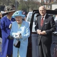 Isabel II y el Duque de Edimburgo en una visita con motivo del Jubileo de Diamante