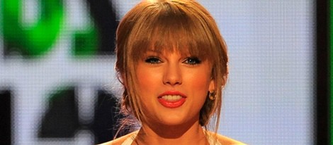 Taylor Swift recogiendo su premio en los Kids Awards
