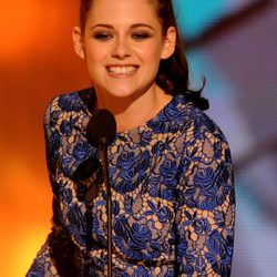 Kristen Stewart muy sonriente recogiendo su premio en los Kids Awards