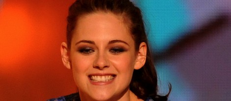 Kristen Stewart muy sonriente recogiendo su premio en los Kids Awards