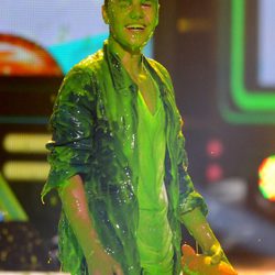Justin Bieber empapado por el 'moco verde' de los Kids Awards