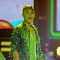 Justin Bieber empapado por el 'moco verde' de los Kids Awards