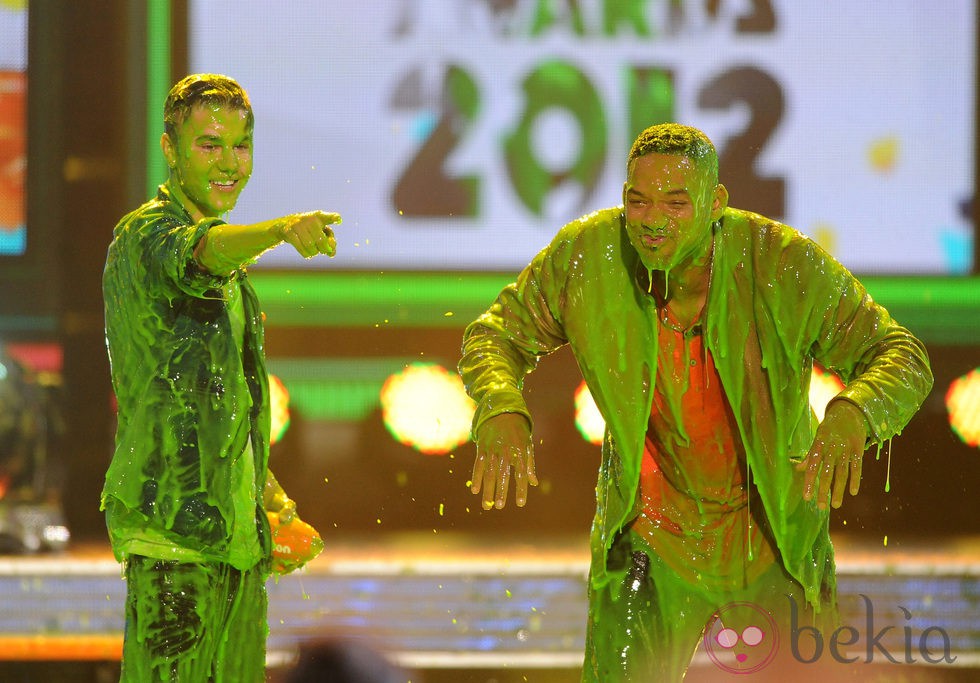 Justin Bieber y Will Smith empapados por el 'moco verde' de los Kids Awards