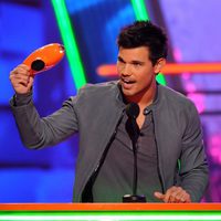 Taylor Lautner recogiendo su premio en los Kids Awards