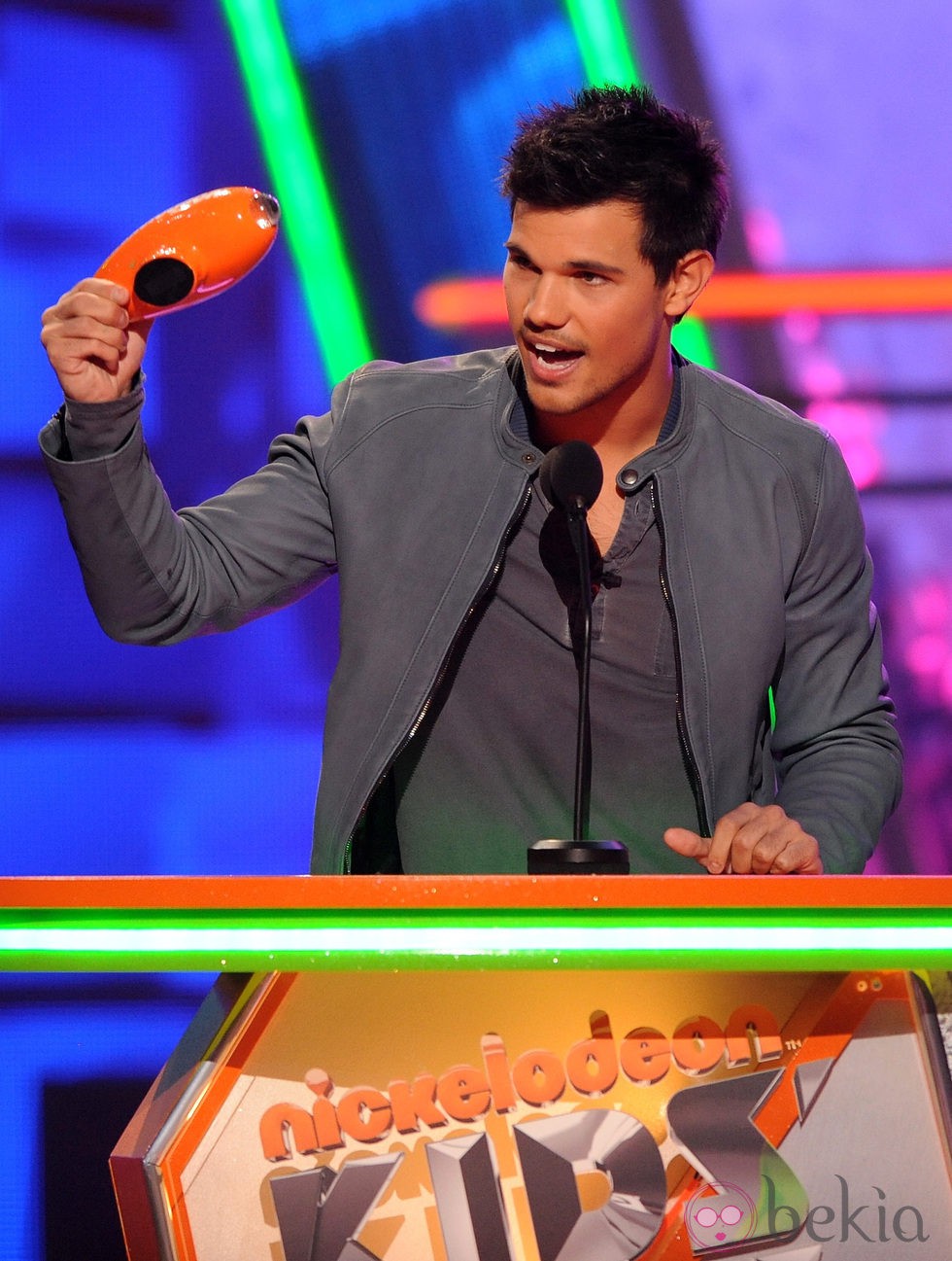 Taylor Lautner recogiendo su premio en los Kids Awards