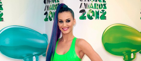 Katy Perry posa sonriente en la alfombra de los Kids Awards
