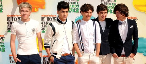El grupo One Direction posó para los fotografos en los Kids Awards