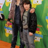 Joe Jonas y su hermano Frankie Jonas en la gala de los Kids Awards