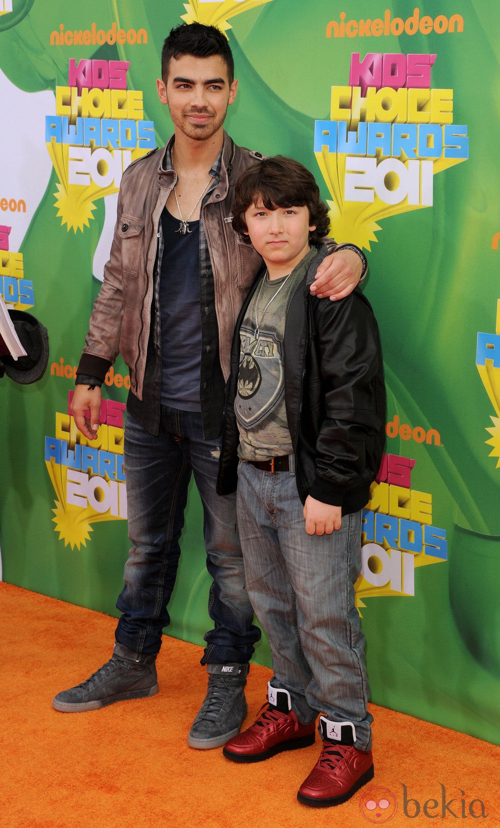 Joe Jonas y su hermano Frankie Jonas en la gala de los Kids Awards