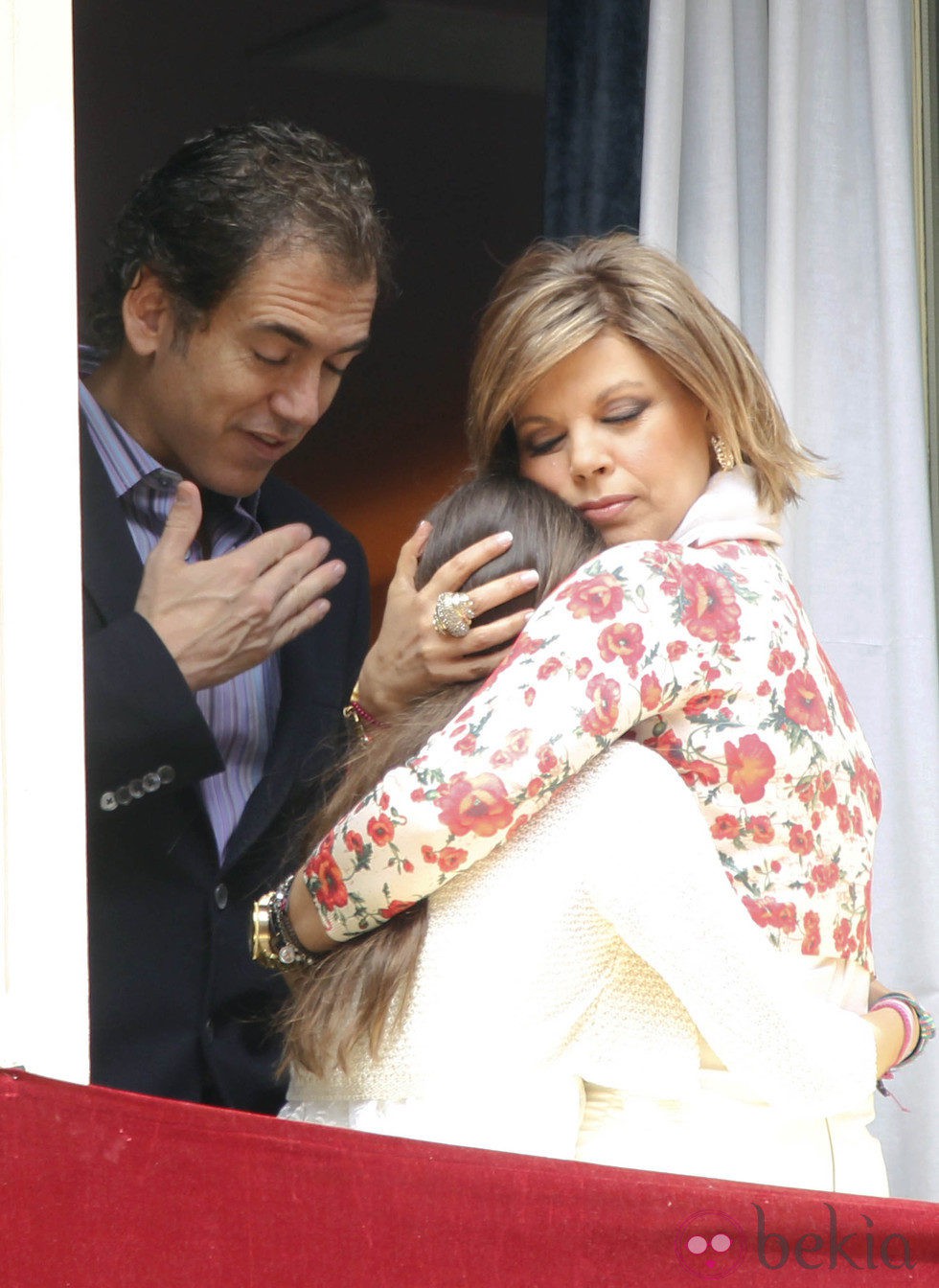 Terelu Campos abraza a su hija junto a Carlos Pombo en la Semana Santa de Málaga