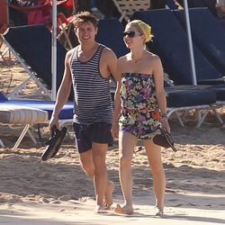 Mark Owen y Emma Ferguson pasean por la playa