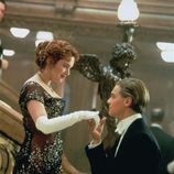 Kate Winslet y Leonardo Dicaprio en una romántica escena de 'Titanic'