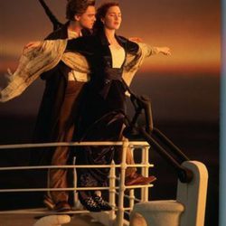 Kate Winslet y Leonardo Dicaprio en la imagen más recordada de 'Titanic'