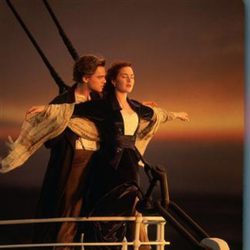 Kate Winslet y Leonardo Dicaprio en la imagen más recordada de 'Titanic'