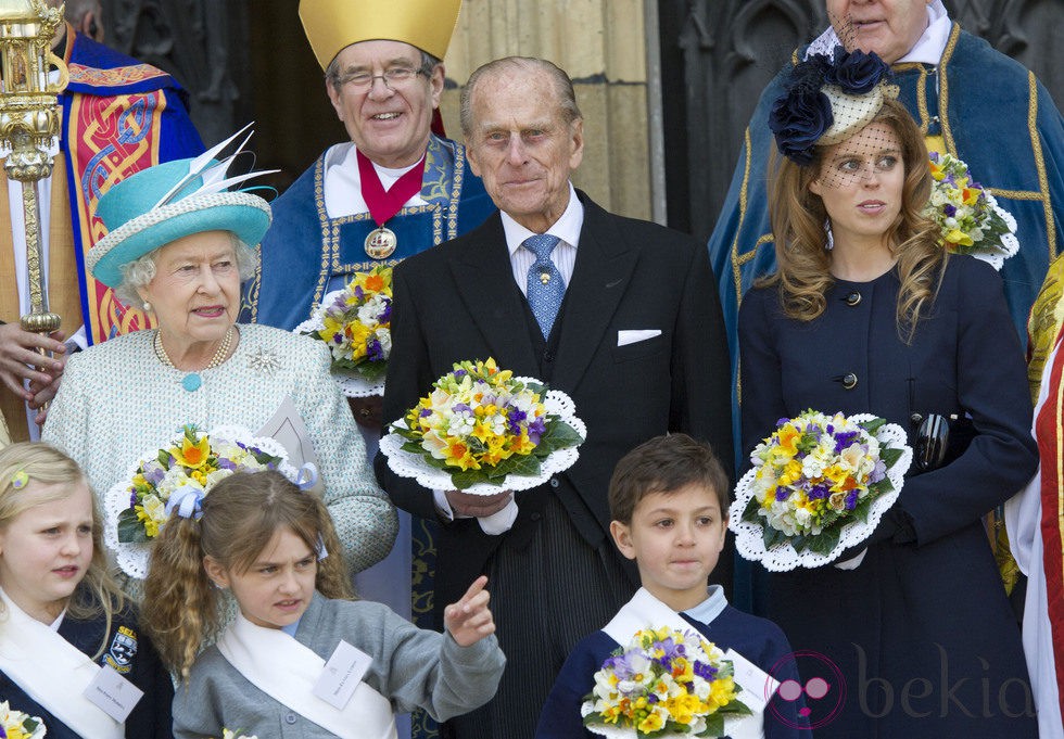 La Reina Isabel, el Duque de Edimburgo y la Princesa Beatriz en York