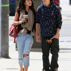 Justin Bieber y Selena Gomez cogidos de la mano