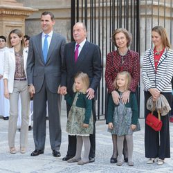 Los Reyes, los Príncipes de Asturias y las Infantas Leonor, Sofía y Elena en la Misa de Pascua