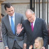 El Rey Juan Carlos enseña a saludar a la Infanta Sofía bajo la atenta mirada del Príncipe Felipe