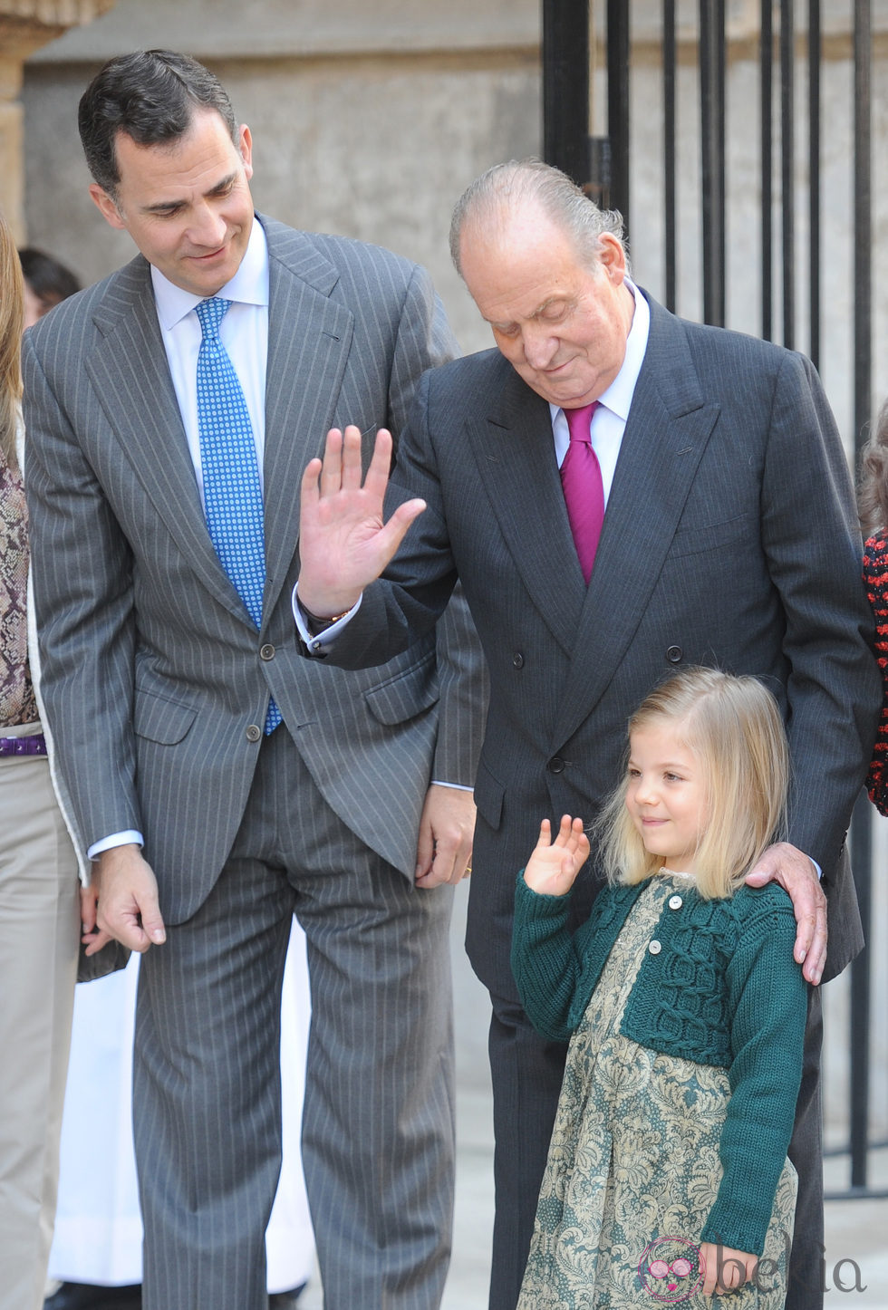 El Rey Juan Carlos enseña a saludar a la Infanta Sofía bajo la atenta mirada del Príncipe Felipe
