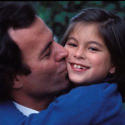 Julio Iglesias y su hija Chábeli en la década de 1970