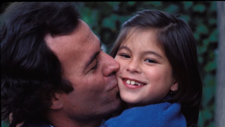 Julio Iglesias y su hija Chábeli en la década de 1970