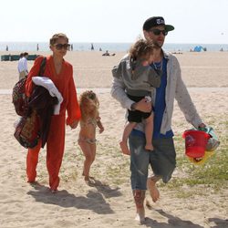 Nicole Richie y Joel Madden pasan un día en la playa en familia