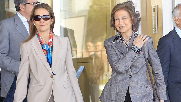 La Infanta Elena y la Reina Sofía tras visitar a Froilán en la clínica