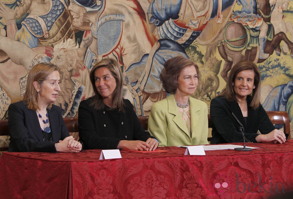 La Reina Sofía junto a las ministras Ana Pastor, Ana Mato y Fátima Báñez