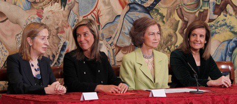 La Reina Sofía junto a las ministras Ana Pastor, Ana Mato y Fátima Báñez